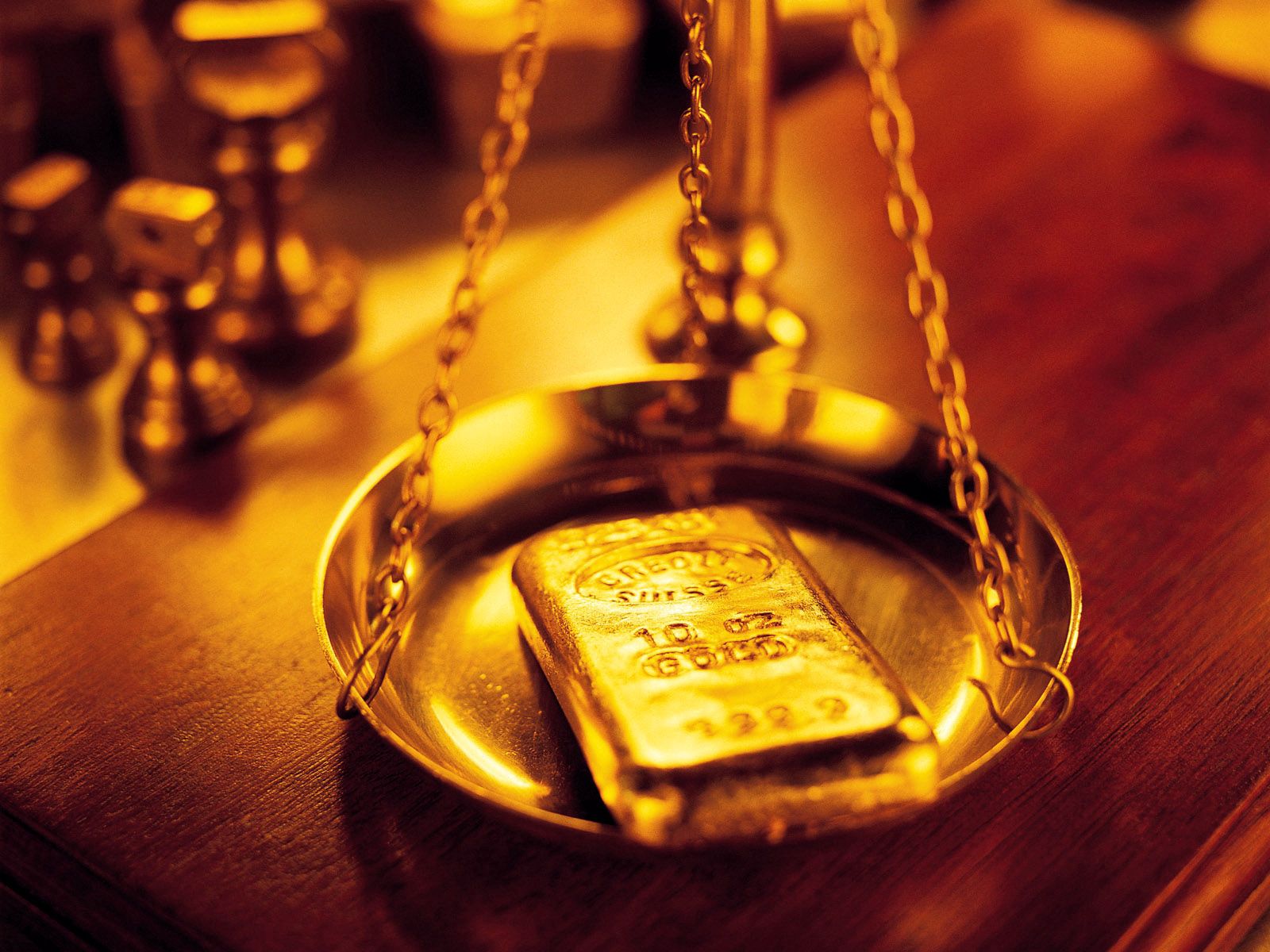 Gold Struggles Near Multi-Week Low as Fed Rate Cut Bets and Stronger USD Weigh on Prices