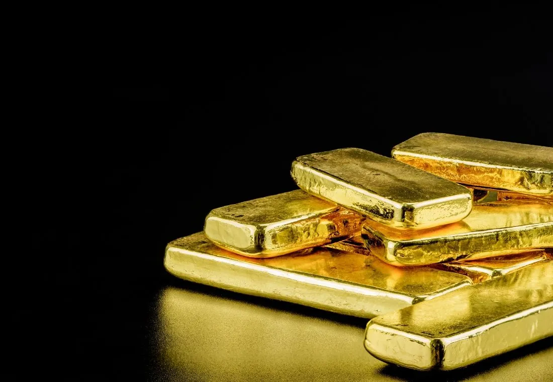 Gold Holds Steady Amid Safe-Haven Demand, Faces Pressure from Lower US Rate Cut Expectations